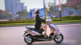 Phụ nữ và những thói quen tai hại khi đi xe máy