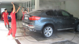 Hà Nội 'sốt' với dịch vụ rửa xe bằng... nước nóng 