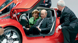 Tổng thống Nga và Thủ tướng Đức cùng khám phá xe