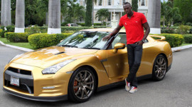 “Tia chớp” Usain Bolt nhận chiếc Nissan GT-R Spec Bolt