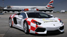 Lamborghini Aventador làm “phục vụ” tại sân bay