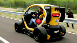 Sebastian Vettel lái “xe câm” của Renault