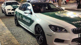 Cảnh sát Dubai lại “khoe của” với BMW M6 và Ford Mustang
