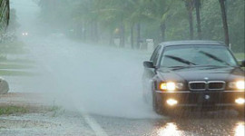 7 kinh nghiệm “cứu sống” bạn khi lái xe trời mưa bão