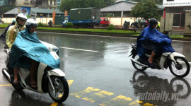 Suýt chết vì mặc áo mưa xe máy