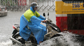 Đi xe máy trời mưa và những kinh nghiệm để đời