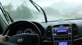 Những lưu &yacute; khi l&aacute;i xe dưới trời mưa lớn
