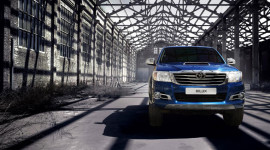 Toyota Hilux Invincible tr&igrave;nh l&agrave;ng