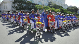 Dùng 100 chiếc xe đạp điện làm xe hoa ở Sài Gòn