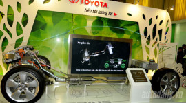 Toyota trưng bày mô hình mặt cắt xe hybrid Prius tại Hà Nội