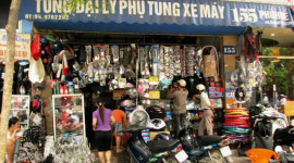 Phụ t&ugrave;ng xe m&aacute;y: Tr&aacute;nh xa h&agrave;ng T&agrave;u
