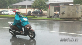 Đi xe máy, chọn áo mưa loại nào cho an toàn?